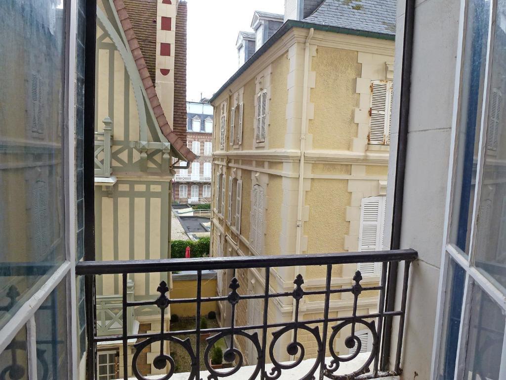 Paradis Les Pieds Sur Le Sable Trouville Palace Rom bilde